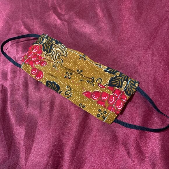 Handmade Berries fabric Face mask - Picture 2 of 3